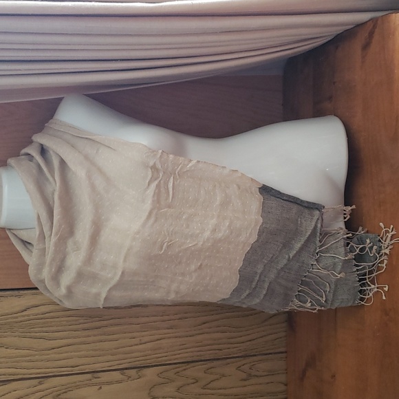 Lovely understated reversible scarf - Picture 6 of 7